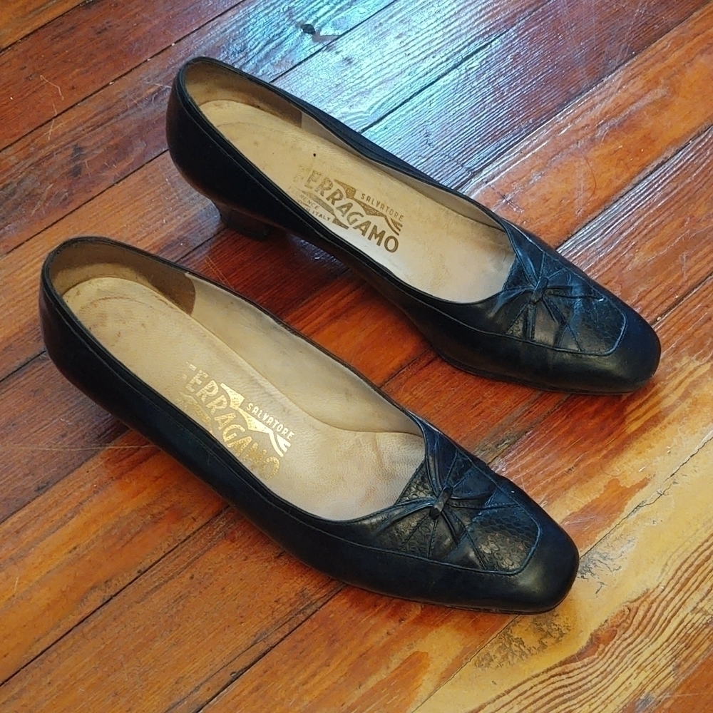 Vintage Salvatore Ferragamo Navy Low Heel Pumps Sz 6.5 B